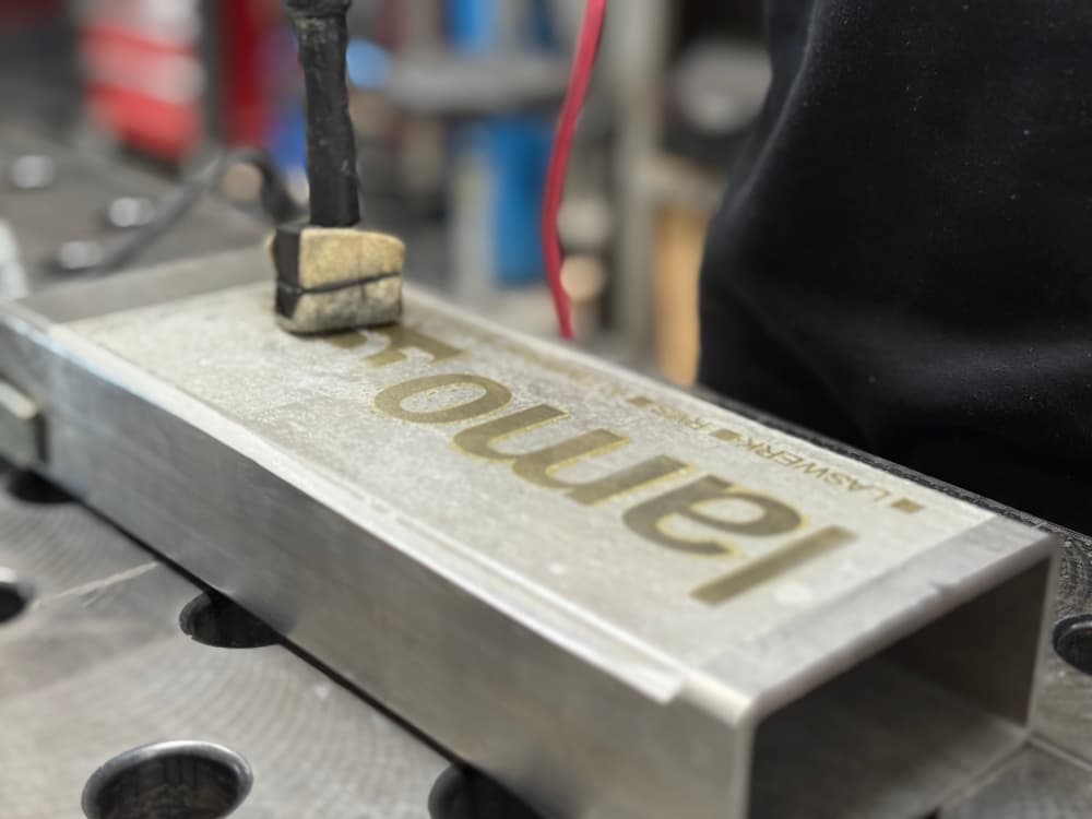 Werknemer markeert een koker met het Lamotec-logo