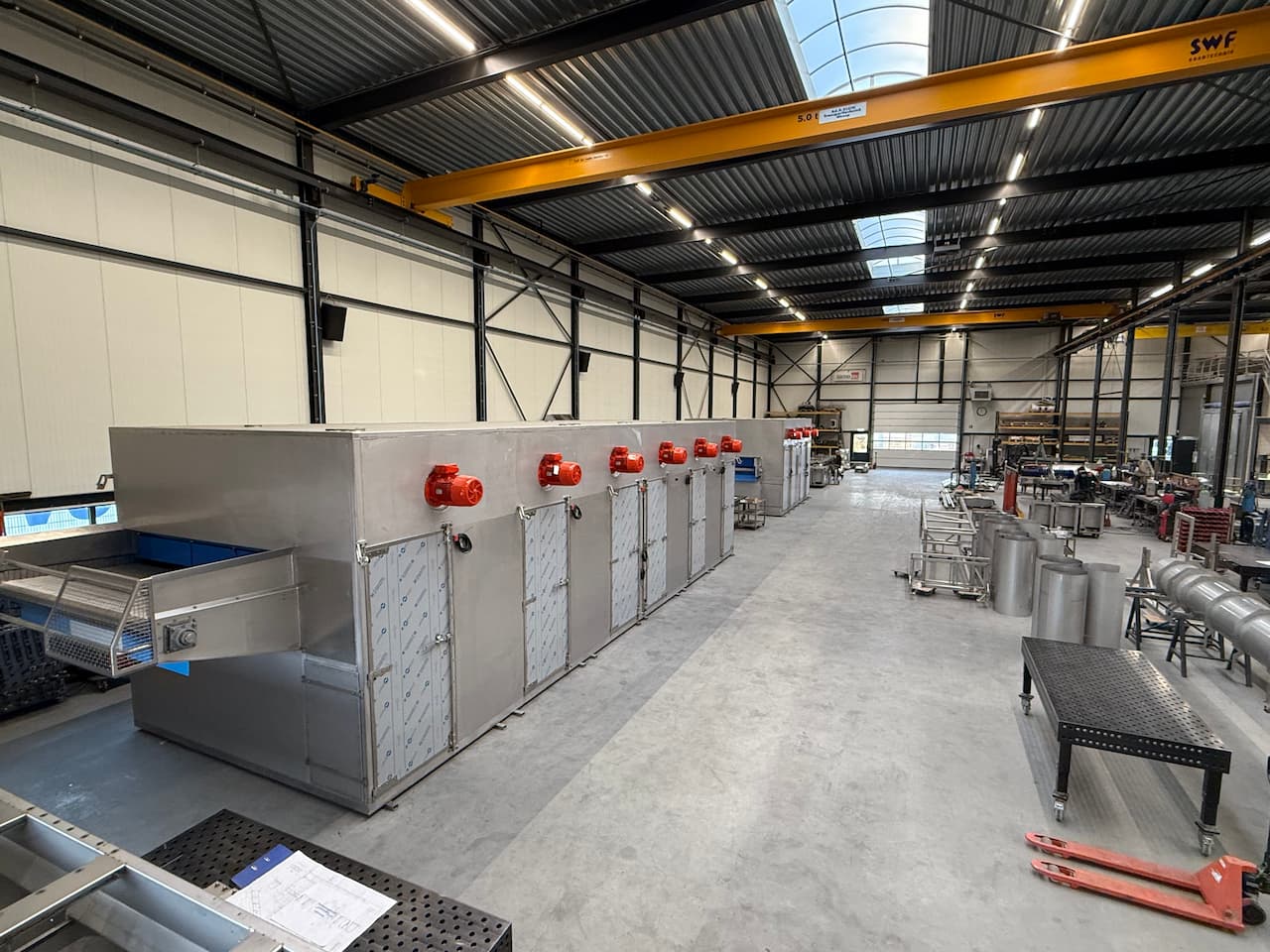 Grote droger met een transportband en linker gedeelte van de hal in 2024