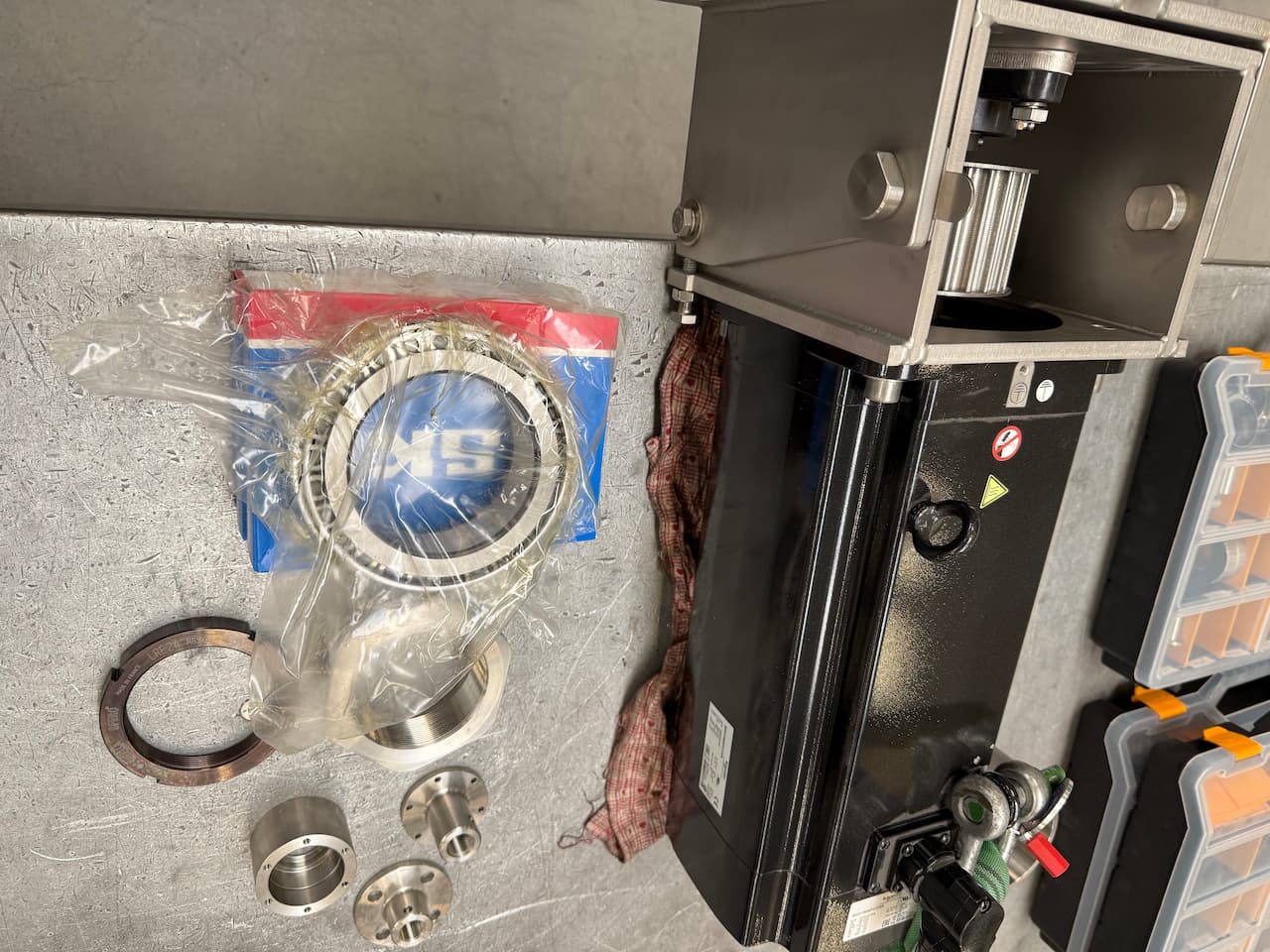 Motor op lager behuizing met lager en busjes er naast