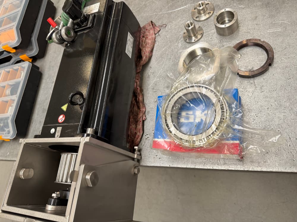 Motor op lager behuizing met lager en busjes er naast