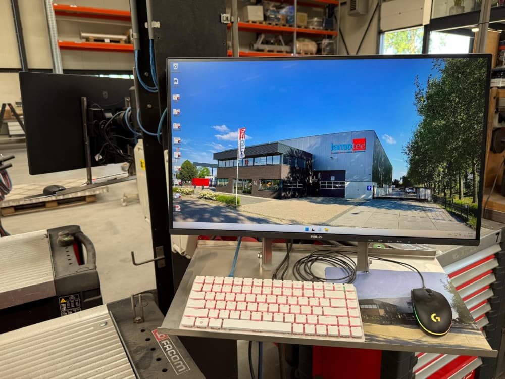 Thin client computer met beeldscherm aan flexibele standaard in werkplaats voor de machinebouwers, lassers en monteerders van Lamotec.